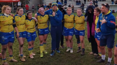 Fabrice Ribeyrolles et les filles de l'ASM Rugby féminin / Photo P.Thivat