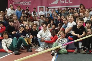 Renaud Lavillenie, organisateur du All Star Perche, au milieu des enfants Photo 7 Jours à Clermont