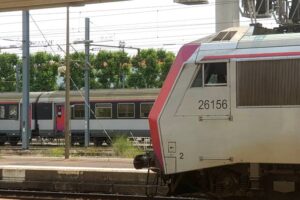 Une Sybic et une rame Intercités de la ligne Clermont-Paris / Photo 7 Jours à Clermont