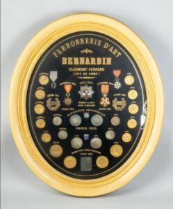 Cadre avec médailles de JB. Bernardin / Photo Ivoire