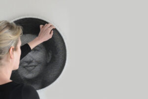 L'artiste en pleine réalisation du portrait de Marinette Menut / Photo Veronique Boyens