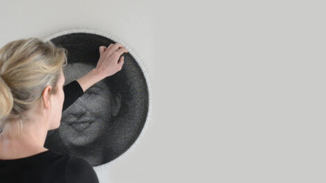 L'artiste en pleine réalisation du portrait de Marinette Menut / Photo Veronique Boyens