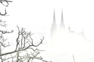 Nuages sur la cathédrale le foot et le rugby / Photo Danielle Lusson