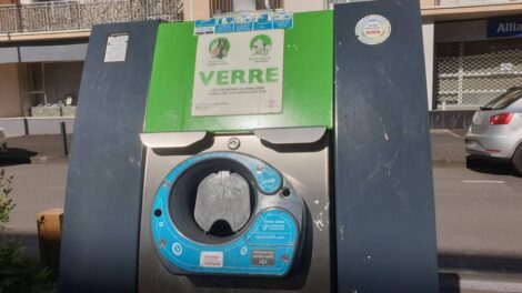 Colonne pour tri du verre / Photo 7 Jours à Clermont