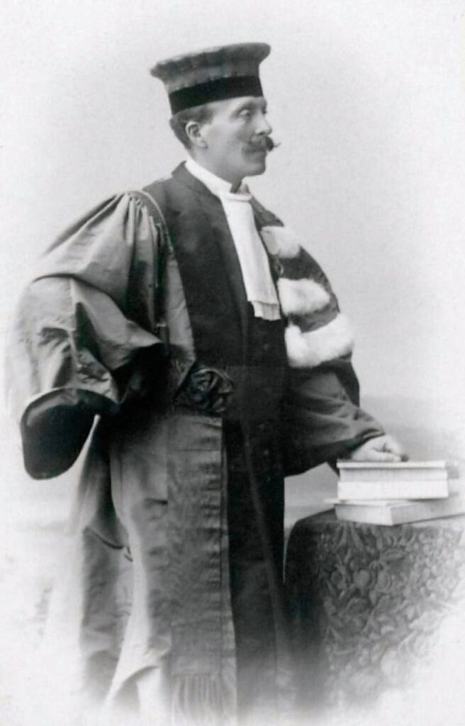 Philippe Glangeaud (1866-1930), en « uniforme » professoral. DP
