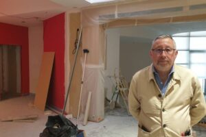 Philippe Pelade, co gérant, au couer du chantier de laLibrairie Les Volcans Photo 7 Jours à Clermont