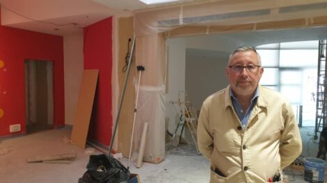 Philippe Pelade, co gérant, au couer du chantier de laLibrairie Les Volcans Photo 7 Jours à Clermont