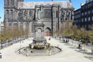 Cathédrale de Clermont vue de l'office de tourisme / Photo 7 Jours à Clermont