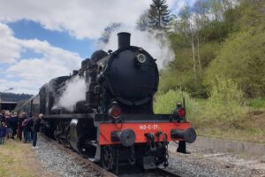 La 140 C 27, va tracter le convoi sur la ligne des Causses / Photo 7 Jours à Clermont