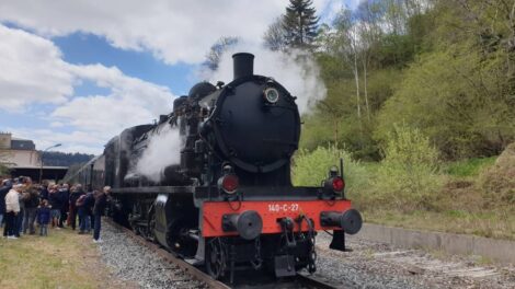 La 140 C 27, va tracter le convoi sur la ligne des Causses / Photo 7 Jours à Clermont