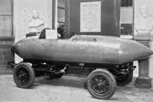 1932, La Jamais Contente à Paris, au siège du Touring club de France. © Agence Rol - BnF