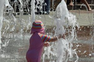 Enfant jouant dans l'eau / Photo Barni1 -Pixabay