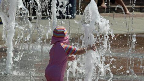 Enfant jouant dans l'eau / Photo Barni1 -Pixabay