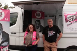 Le nouveau foodtruck, Bruno Riche, Pdt Restos du Cœur 63 et Manon Delaval, responsable du Bus du Cœur. Photo C.Sécher-Bon Augure Studio