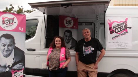 Le nouveau foodtruck, Bruno Riche, Pdt Restos du Cœur 63 et Manon Delaval, responsable du Bus du Cœur. Photo C.Sécher-Bon Augure Studio
