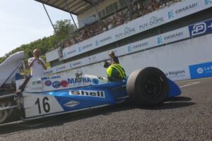 Franck Montagny présente la MS 120 devant la tribune de Charade. Photo 7 Jours à Clermont