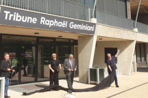 Jean-Louis Geminiani à gauche lorsque la tribune du stade Marcombes a pris le nom de son père / Photo 7 Jours à Clermont