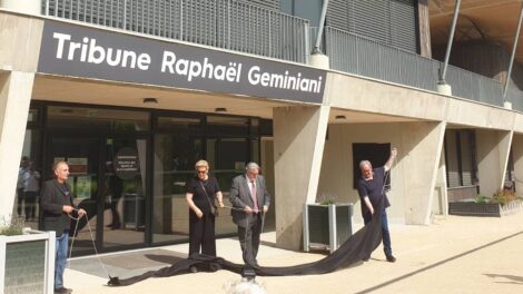 Jean-Louis Geminiani à gauche lorsque la tribune du stade Marcombes a pris le nom de son père / Photo 7 Jours à Clermont