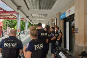 Policiers devant la gare SNCF Photo 7 Jours à Clermont