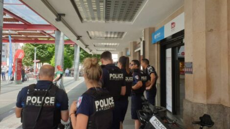Policiers devant la gare SNCF Photo 7 Jours à Clermont