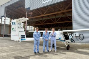 Pipistrel Velis Elektro recharge sur la borne NSE / Photo Vinci Airports
