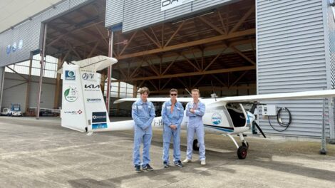 Pipistrel Velis Elektro recharge sur la borne NSE / Photo Vinci Airports