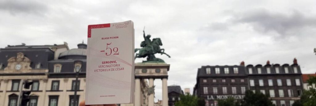 "-52" devant le Vercingétorix de Bartholdi / Photo 7 Jours à Clermont