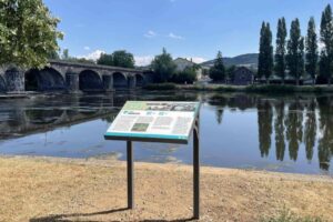 Bord d'Allier à Pont-du-Château, l'un des premiers panneaux touristique installé / Photo Clermont Auvergne Métropole
