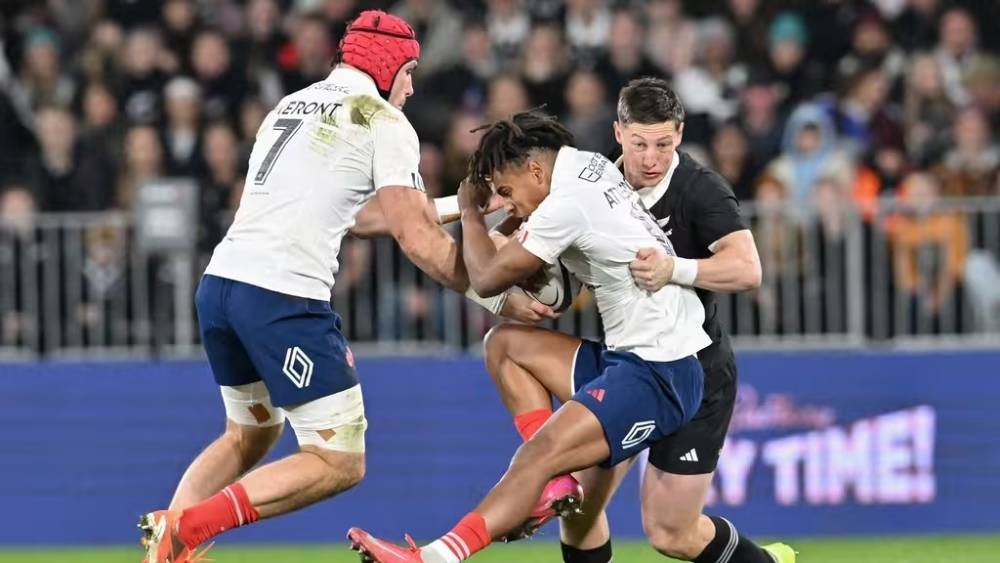 Tixeront avec les coqs / Photo ASM