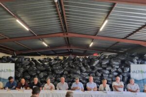 Élus des collectivités en charge de la gestion des déchets sur le territoire du VALTOM / Photo VALTOM