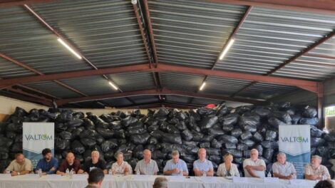 Élus des collectivités en charge de la gestion des déchets sur le territoire du VALTOM / Photo VALTOM
