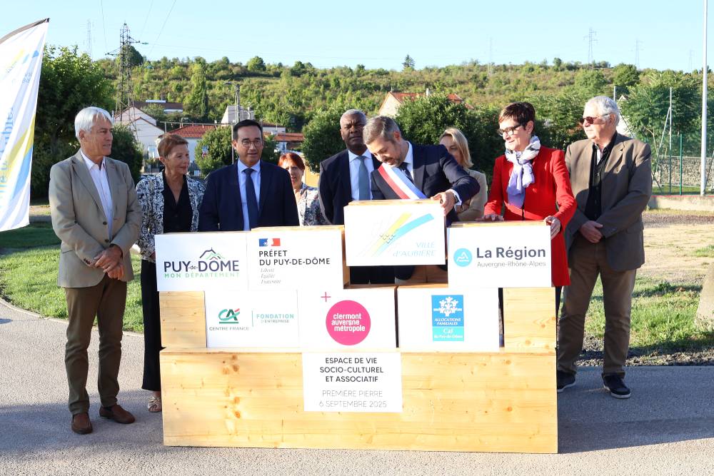 Pose de la première pierre Espace de vie socio-culturel et associatif par le maire d'Aubière  / Photo service communication Ville Aubière