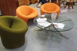 Sièges Mourgue et table Mangematin mis en vente aux enchères / Photo 7 jours à Clermont