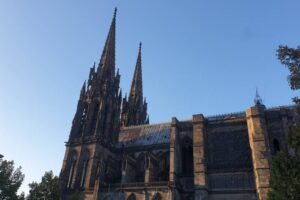 Soleil couchant sur la cathédrale de Clermont / Photo Olivier Perrot