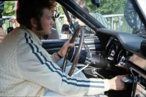 Johnny au volant de sa Mustang / Photo Tony Frank