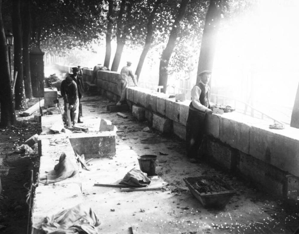 À Paris, deux ans après la crue de 1910, les maçons travaillent sur un mur anti-
inondation.
Photo, 13 janv. 1912, quai Debilly (XVI e arr). © Agence Rol-BnF
