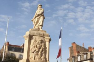 Monument aux morts, Place Salford Photo 7 jours à Clermont