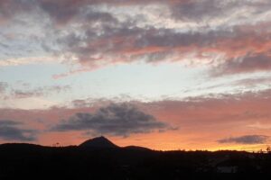 Incontournable du tourisme auvergnat, la chaine des puys au soleil couchant Photo Olivier Perrot