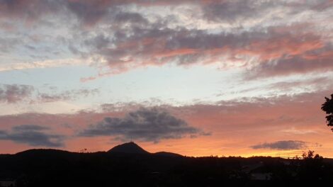 Incontournable du tourisme auvergnat, la chaine des puys au soleil couchant Photo Olivier Perrot