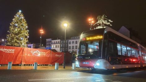 Trambus Hess au pied du sapin Photo 7 Jours à Clermont