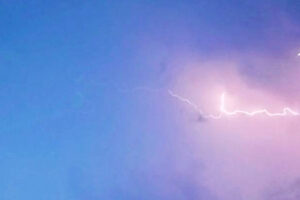 Éclair dans le ciel de la métropole de Clermont, été 2025 Photo Servane Havette