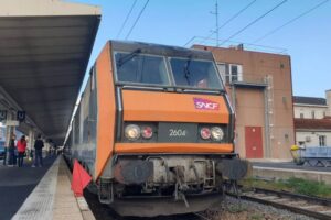 La motrice en tête du train de la colère en avril 2025 Photo 7 Jours à Clermont