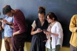 Lycéens avec téléphones portables Photo Fauxels Pexels