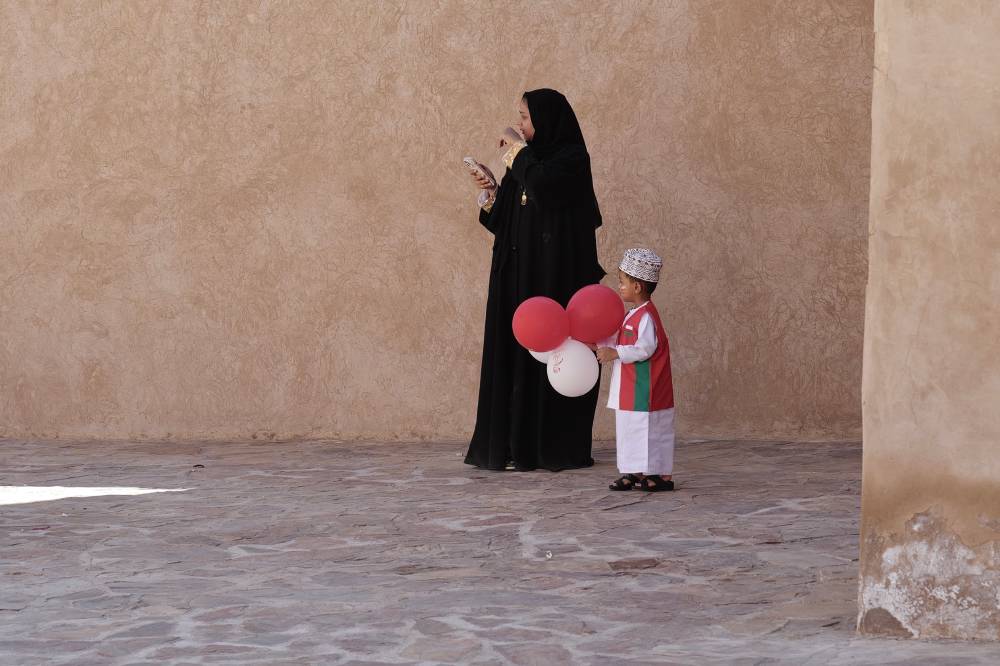 Oman, une femme et son enfant Photo Eric Gauthey