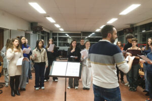 La chorale Volc'Ado et leur chef de chœur Noël De Surmont /Photo 7 Jours à Clermont