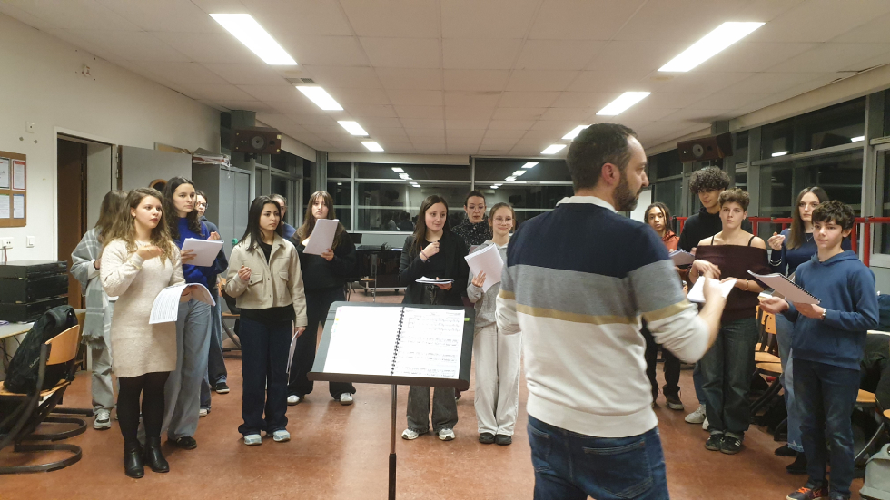 La chorale Volc'Ado et leur chef de chœur Noël De Surmont /Photo 7 Jours à Clermont