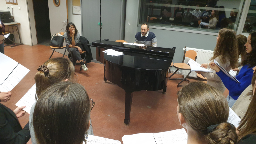 Noël De Surmont au piano, Angélique Zaini chanteuse comédienne intervenante JM France Photo 7 Jours à Clermont intervenante