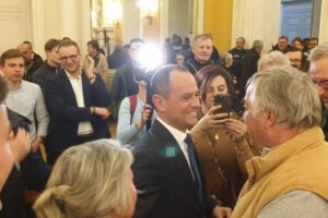 Julien Bony à son arrivée à la Mairie de Clermont après l'annonce des résultats définitifs du second tour Photo 7 Jours à Clermont
