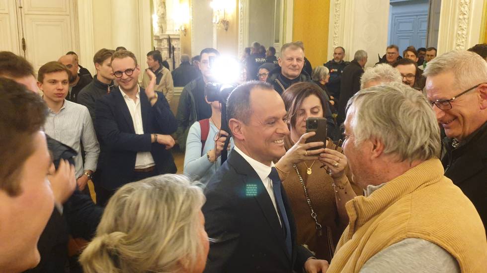 Julien Bony à son arrivée à la Mairie de Clermont après l'annonce des résultats définitifs du second tour Photo 7 Jours à Clermont