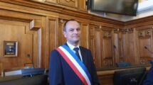 Julien Bony avec son écharpe de maire Photo 7 jours à Clermont